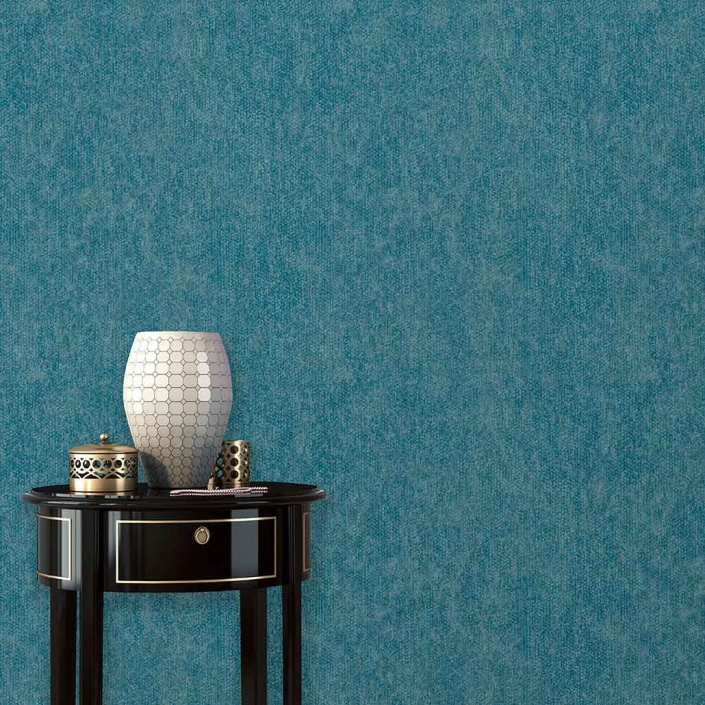 Papel tapiz vinílico para muros interiores en color azul con mesa al frente color negro con jarrón decorativo